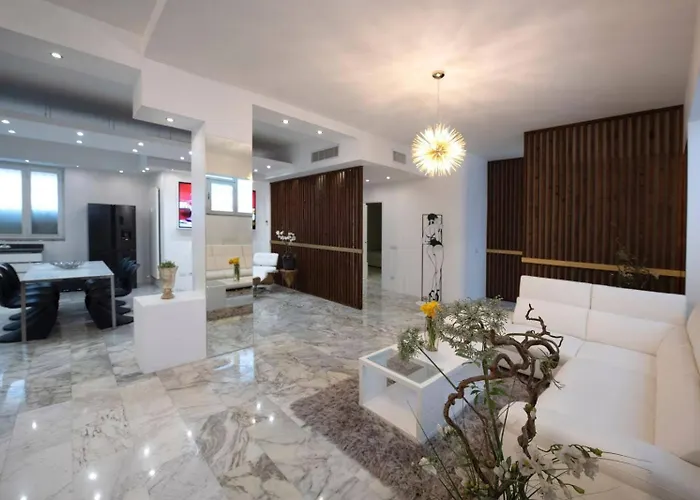 La Galleria Apartment *